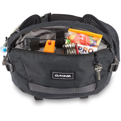 Dakine Hot Laps adjustable strap and magnetic buckle for quick hose access