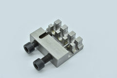 JDT Metdeinso close-up of three-hole CNC pilot grooves holding chain firmly for accurate pin alignment