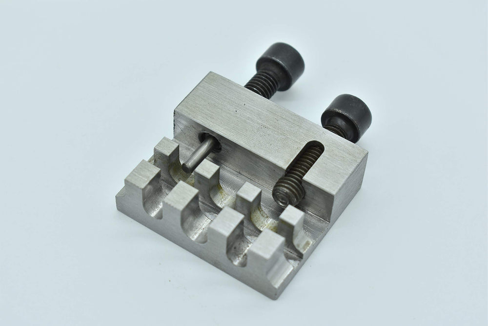 JDT Metdeinso front view of steel chain breaker showing compact frame and ports for precise use