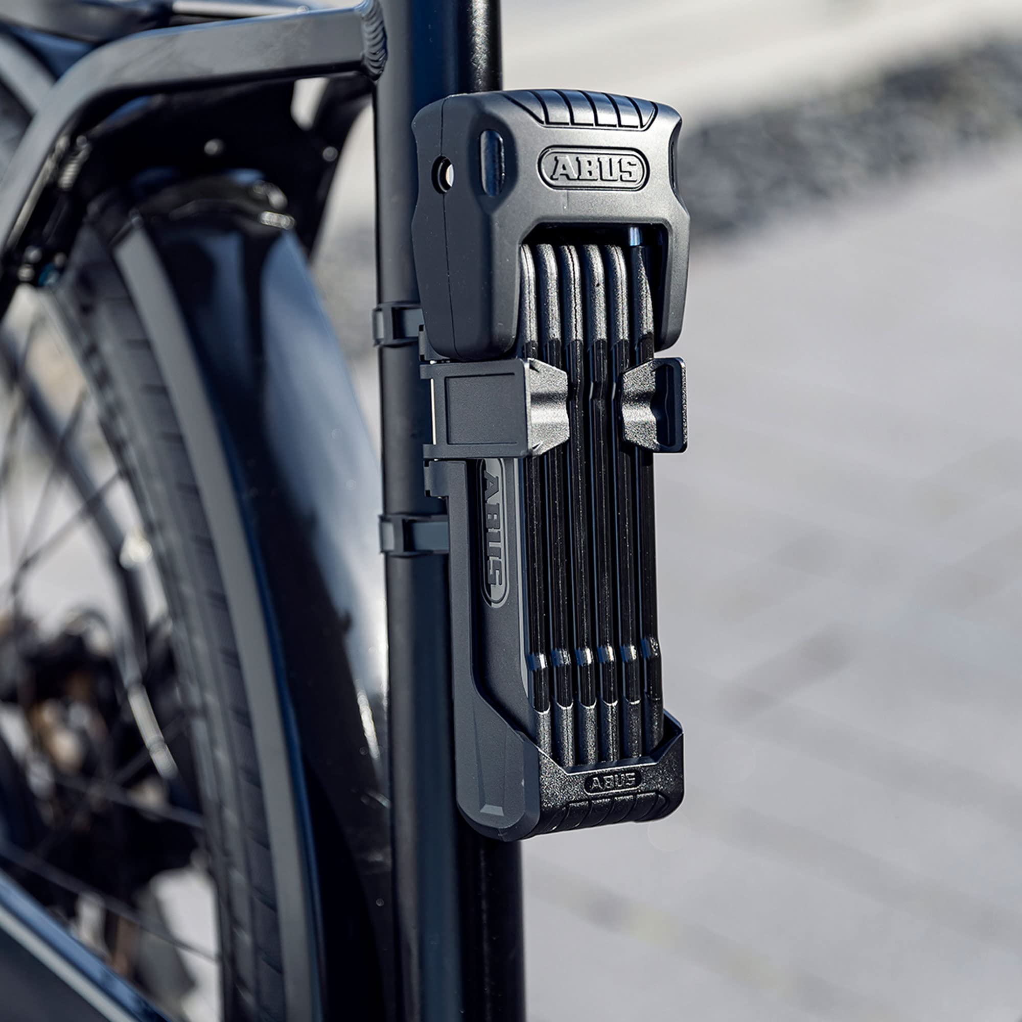 ABUS Bordo Granit close-up of hardened rods and rivet shield for cut resistance benefit
