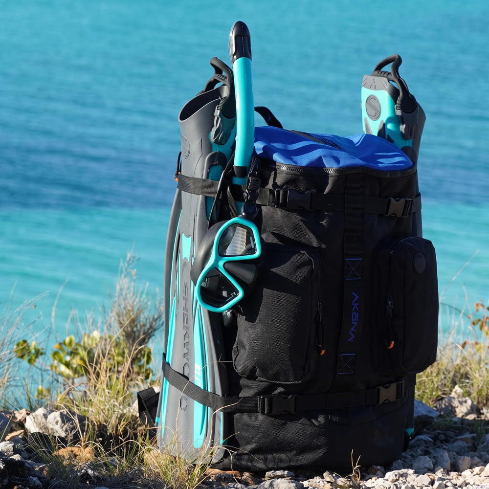 AKONA Globetrotter padded shoulder strap and side handle for comfortable carry