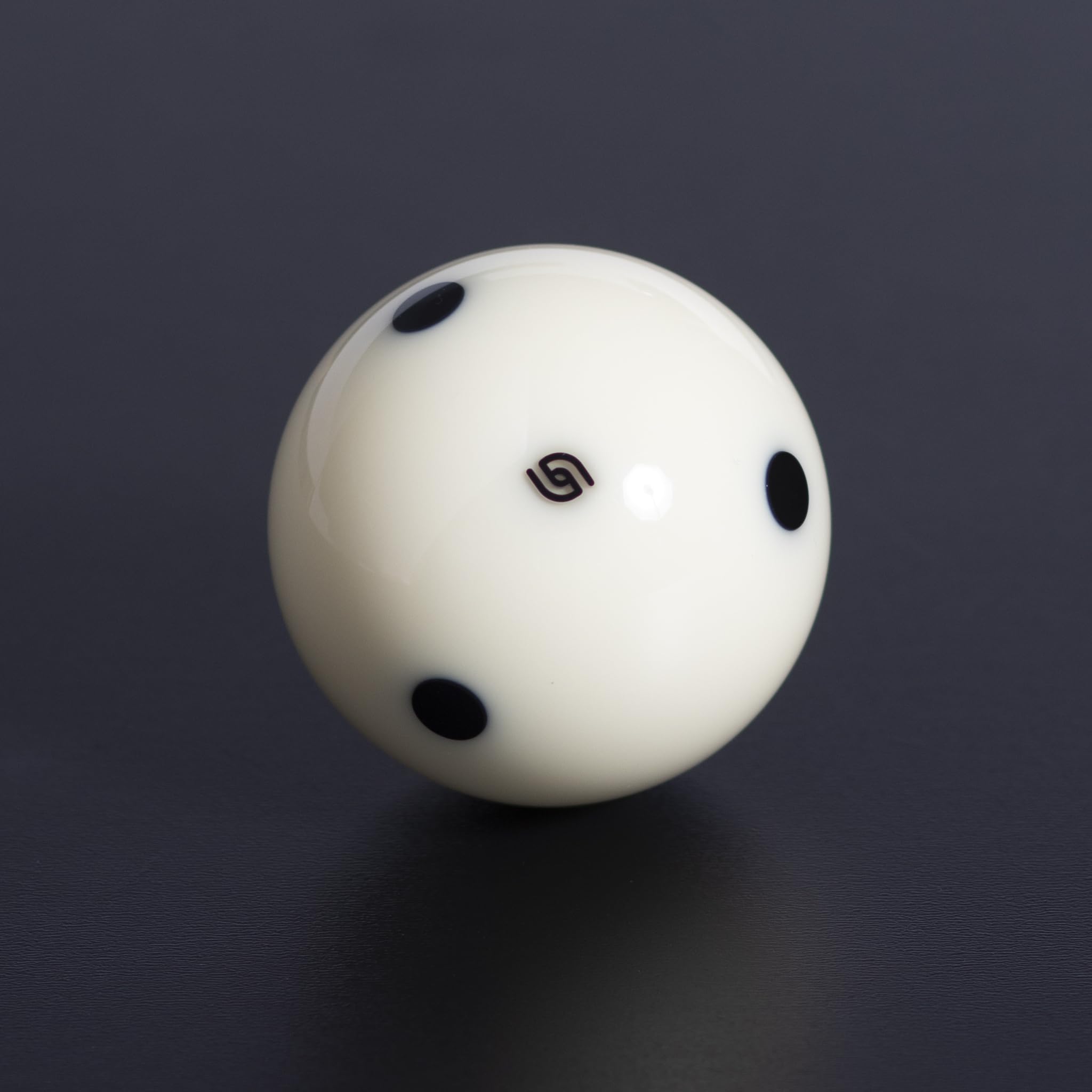 Aramith six black dots detail making spin visible for practice analysis
