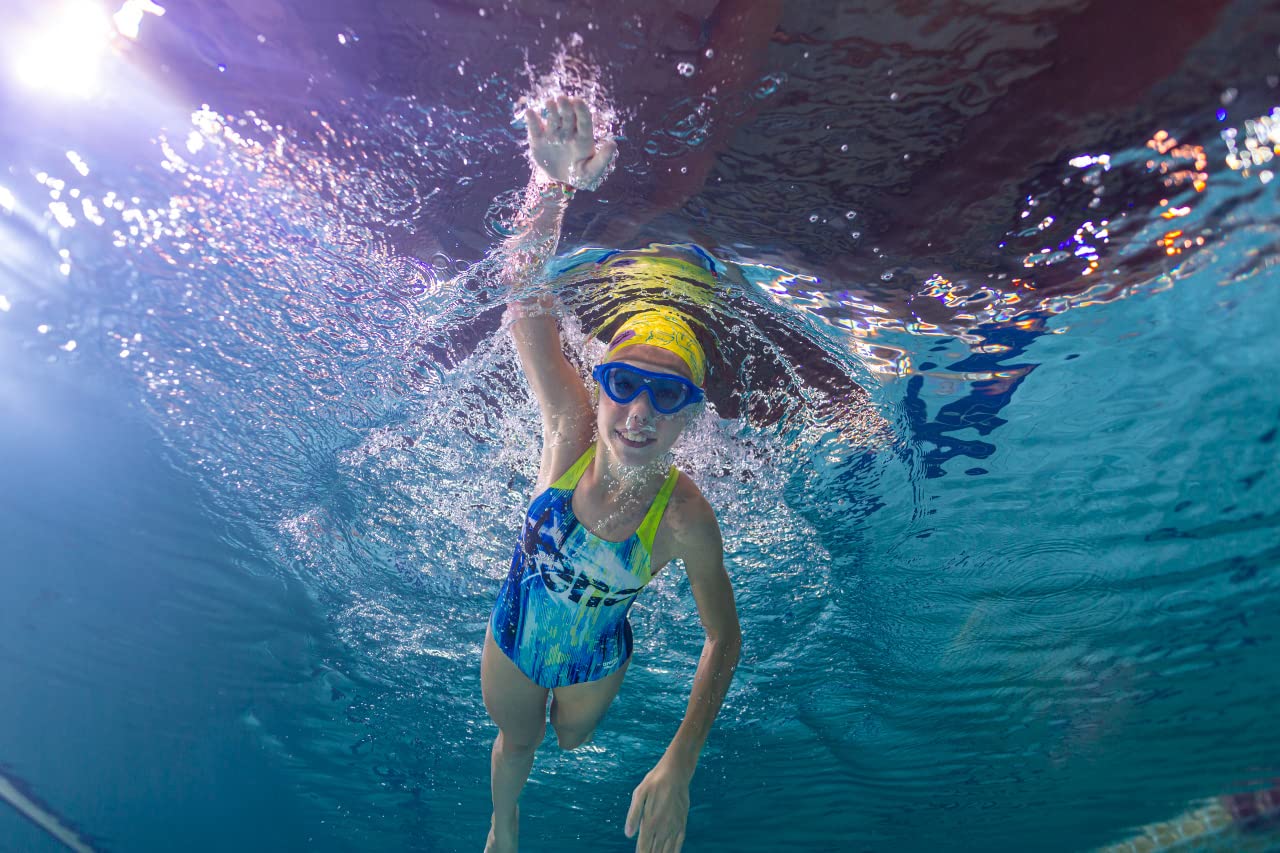 ARENA child wearing mask in pool showing clear vision and stable fit