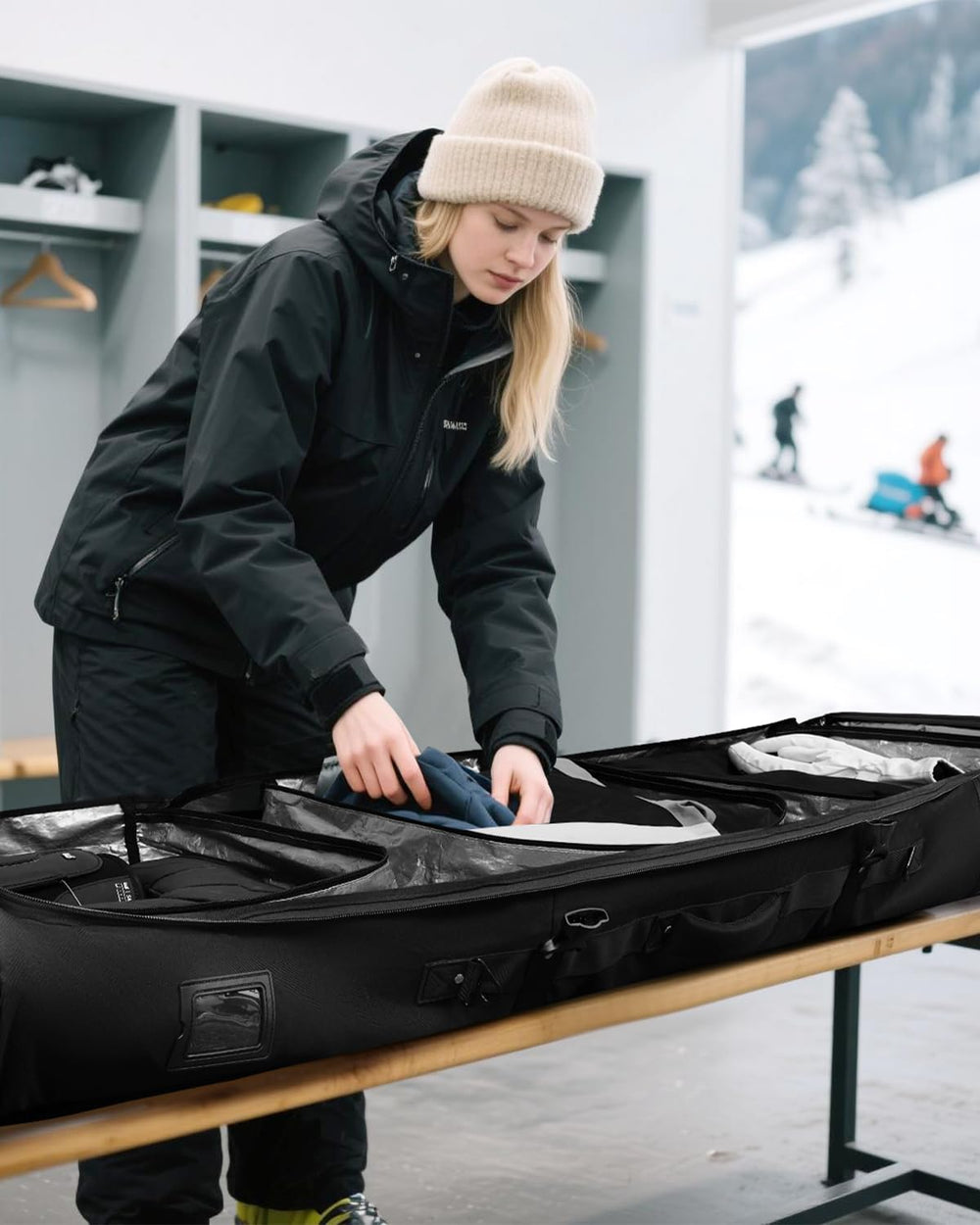 AUROTIER traveler rolling the bag through an airport for smooth mobility