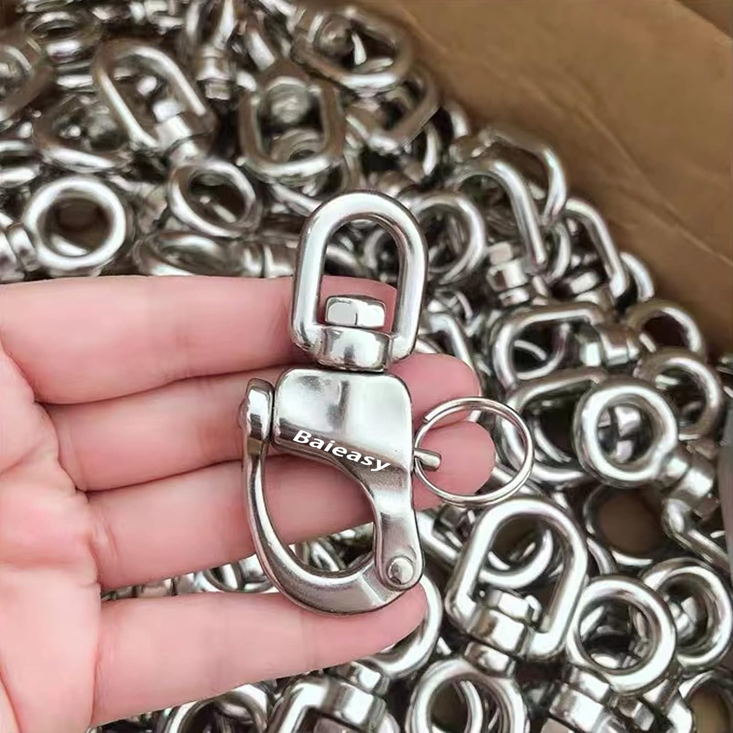 Baieasy shackle attached to sail halyard illustrating secure connection benefit