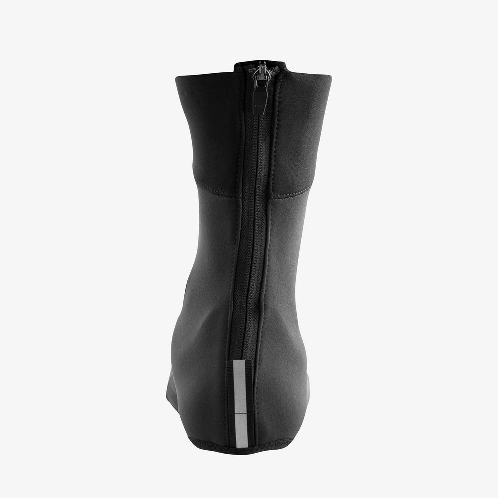 CASTELLI Entrata on bike with overshoe protecting shoes from spray and cold while riding