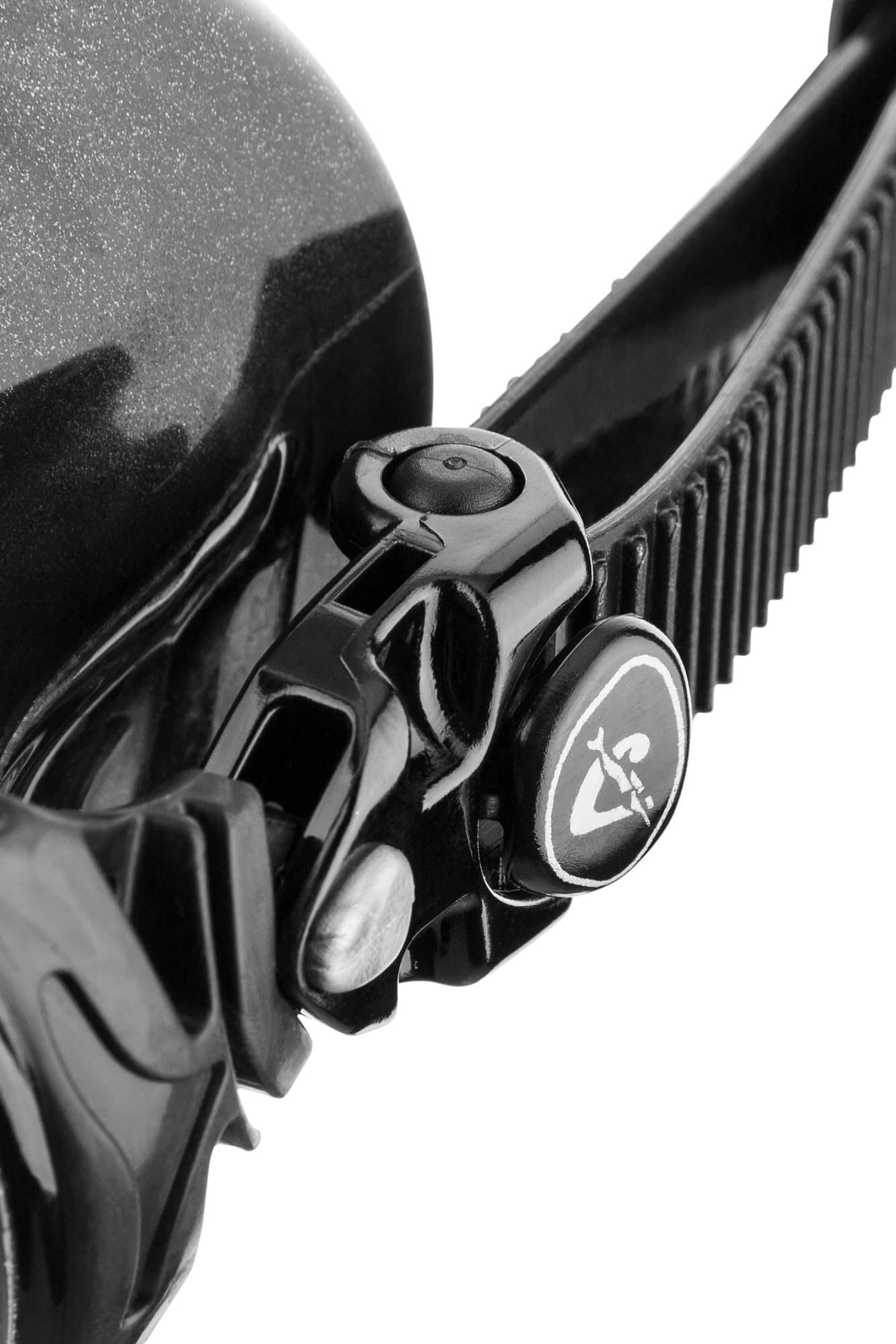 Cressi Big Eyes Evolution worn by diver showing low volume quick-clear benefit