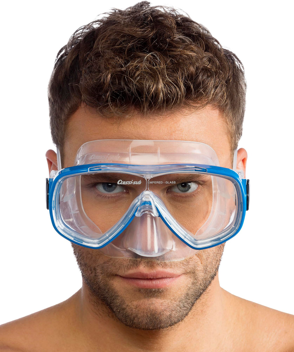 Cressi Onda worn by snorkeler in blue water demonstrating improved peripheral awareness