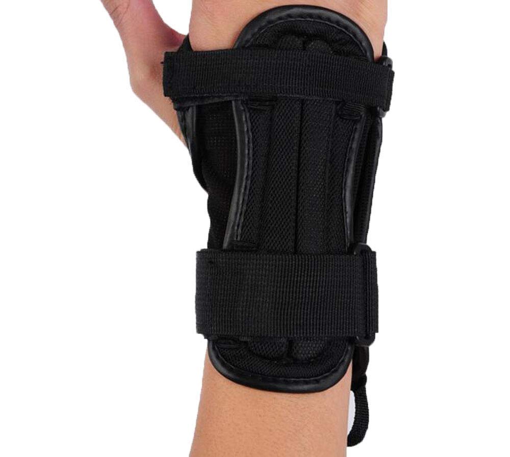 CTHOPER wrist guards in use on snowboarder offering fall protection
