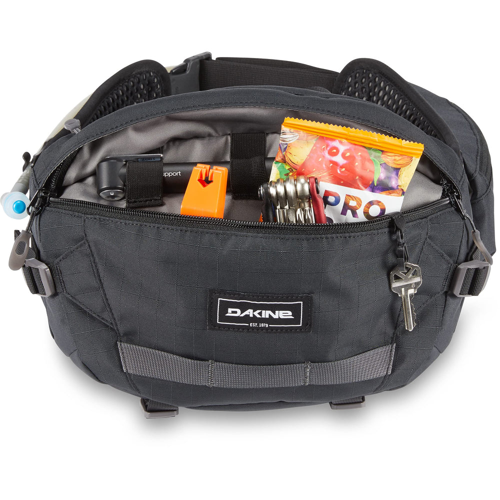 Dakine Hot Laps adjustable strap and magnetic buckle for quick hose access