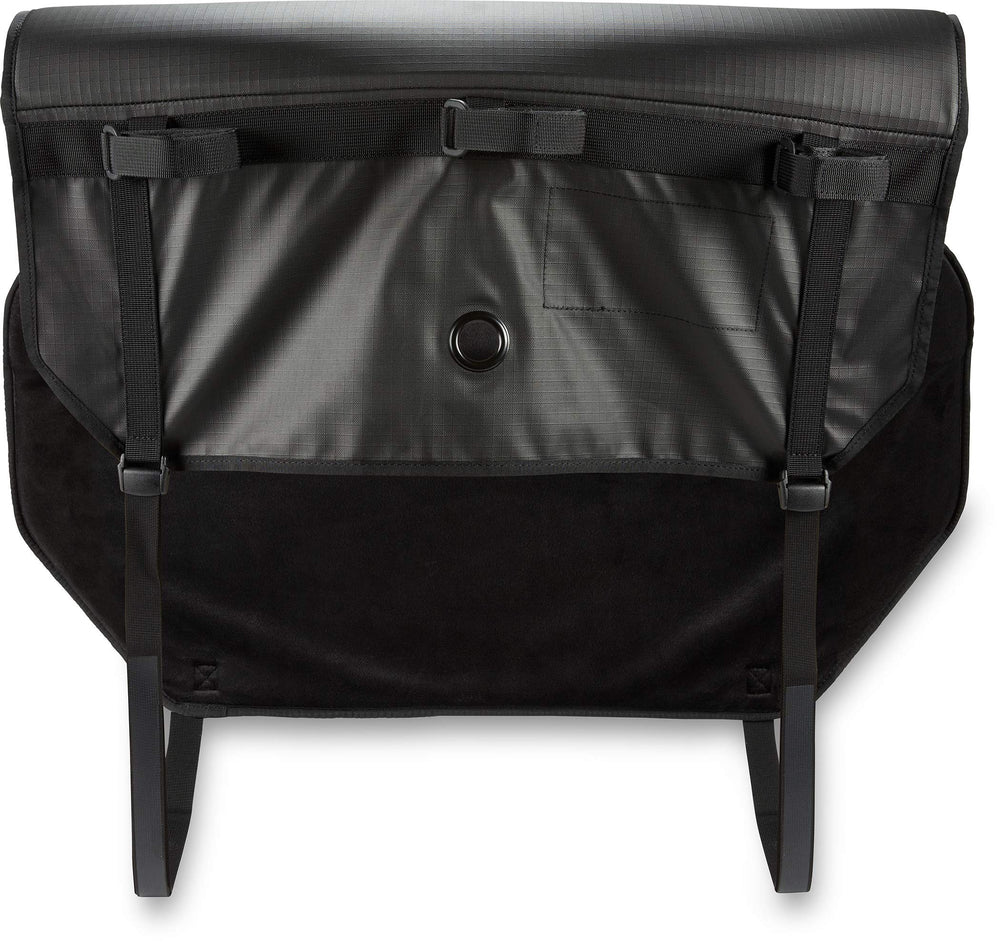 Dakine pad beside tailgate handle showing clear access