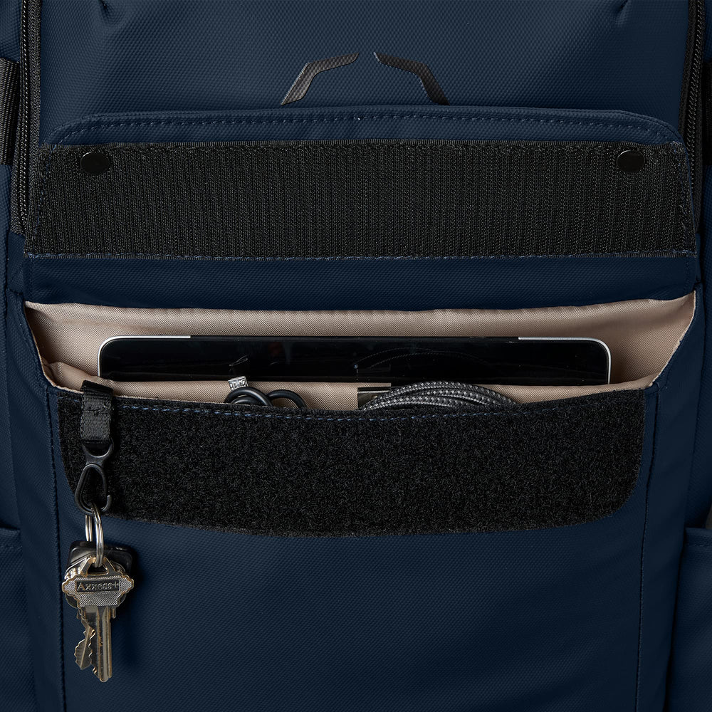 EvoShield rear luggage loop and padded straps for comfortable travel and suitcase attachment