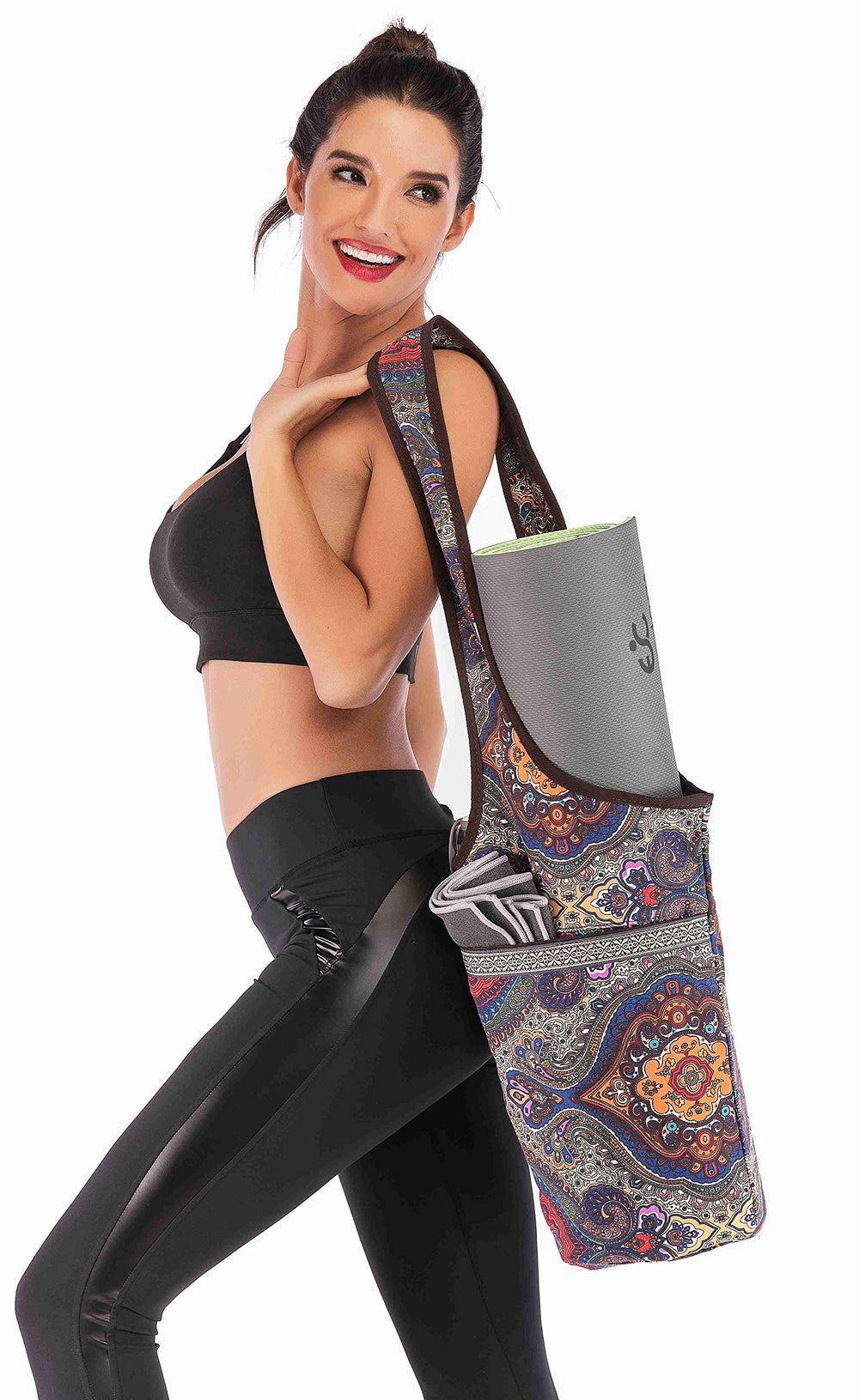 Ewedoos lifestyle shot carrying bag on commute for versatile use