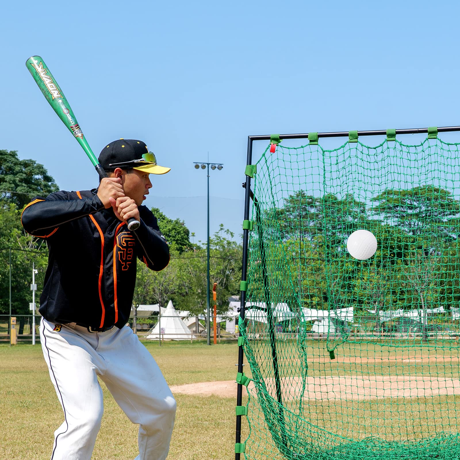 Furlihong ball next to plastic bat contact, reduces bat damage during practice