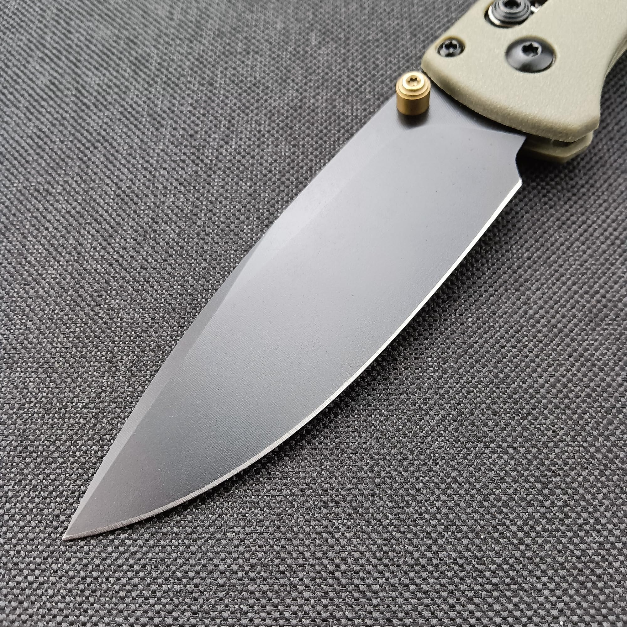 HUAAO close-up of blade edge highlighting sharp 8Cr13MoV performance