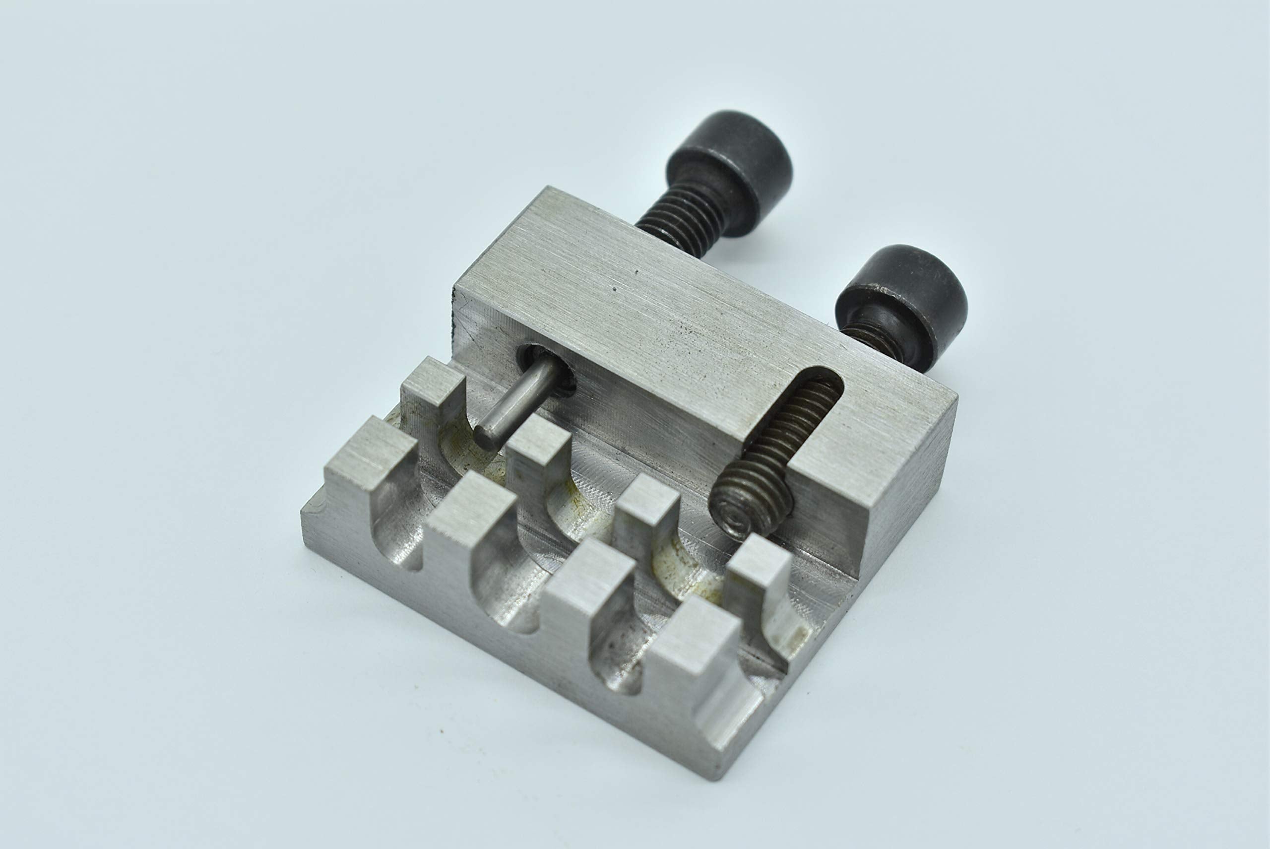 JDT Metdeinso front view of steel chain breaker showing compact frame and ports for precise use