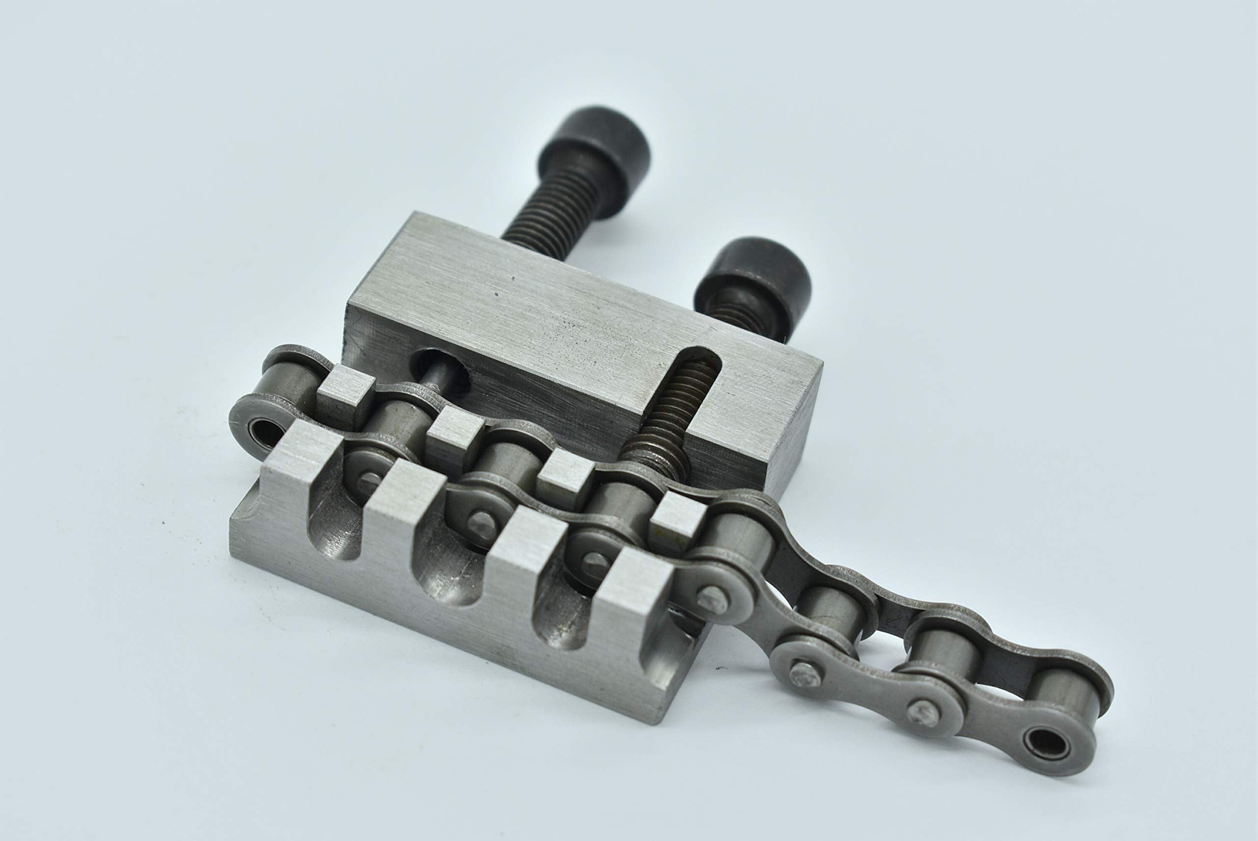 JDT Metdeinso pressed against a chain during pin removal illustrating easy access in tight spaces