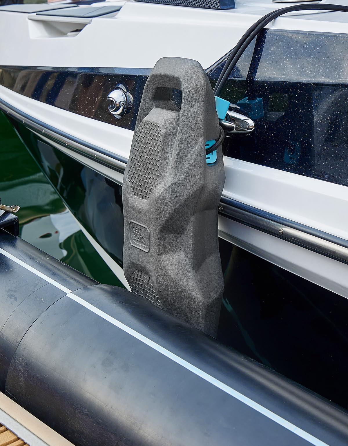 KEMIMOTO reinforced rope connection showing strong storm-resistant attachment