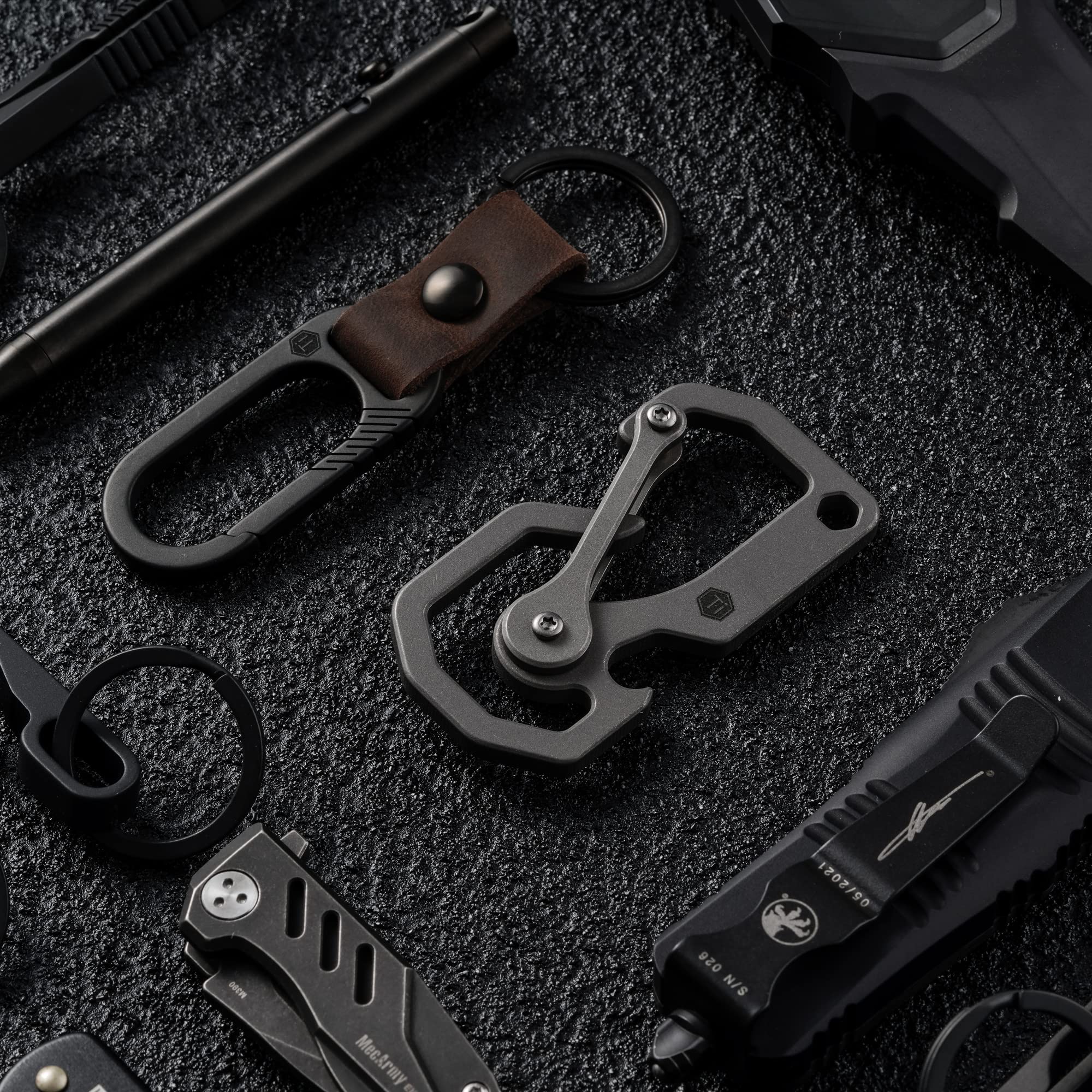 KeyUnity organizing multiple keys neatly while reducing pocket bulk