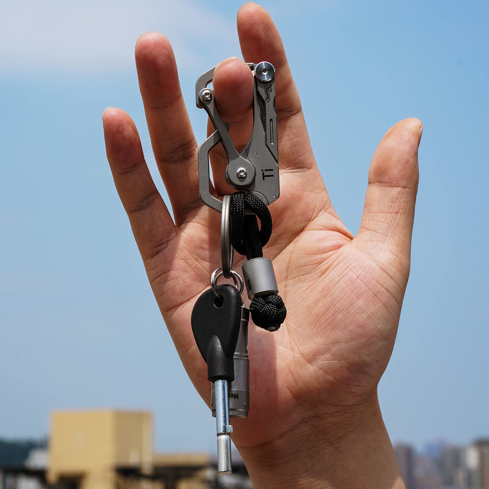 KeyUnity KU00 with paracord and titanium bead showing customizable carry options