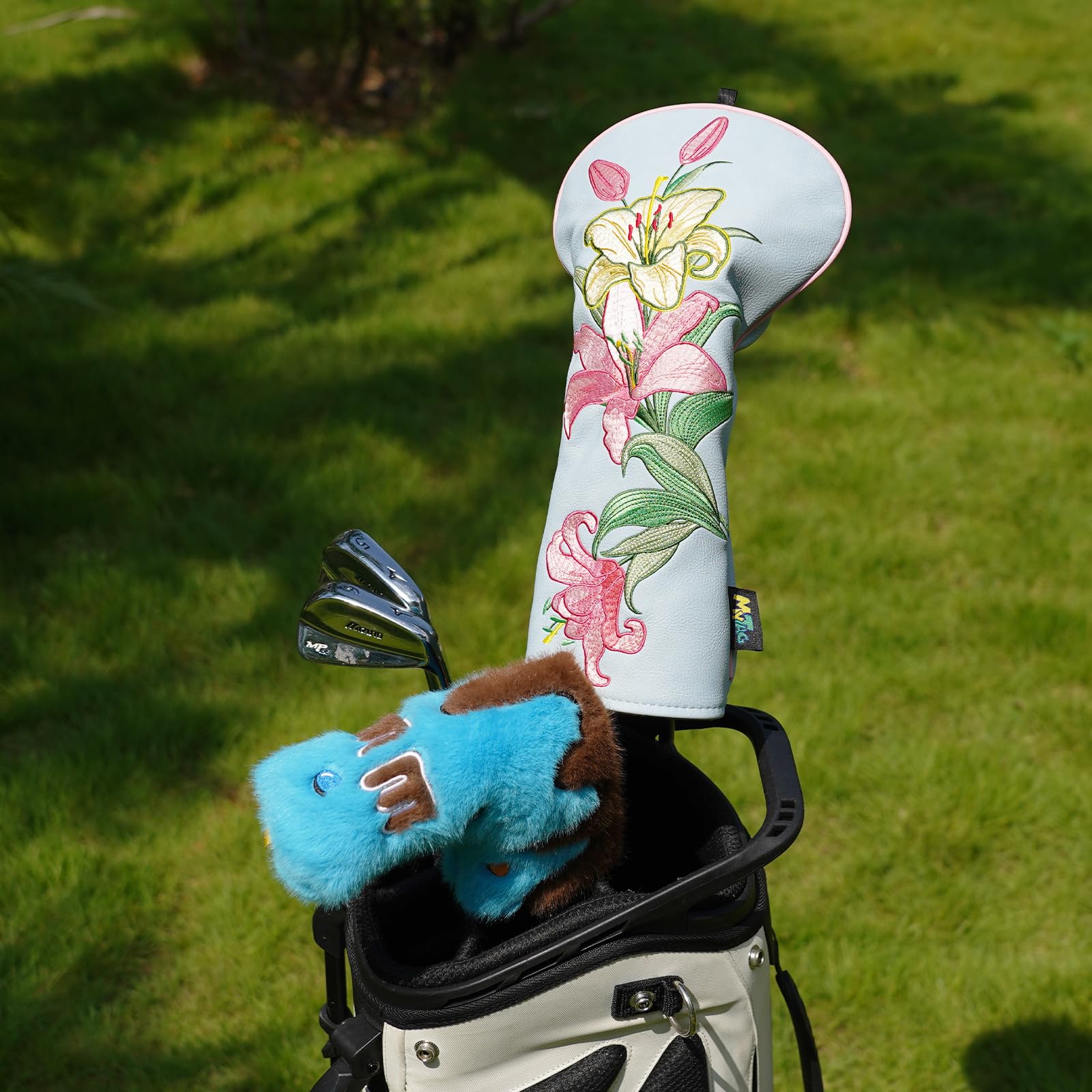 mytag interior texture and padding visible for cushioned club protection