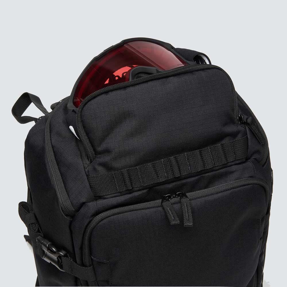 Oakley Peak RC 25L carrying skis diagonally secured by adjustable buckle