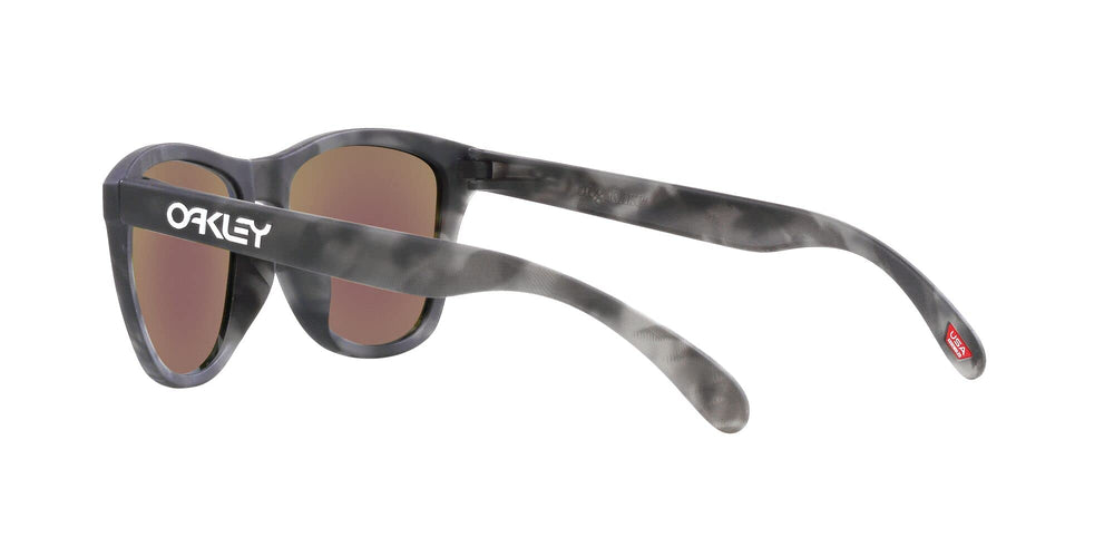 Oakley polarized lens demo reducing glare for safer outdoor vision