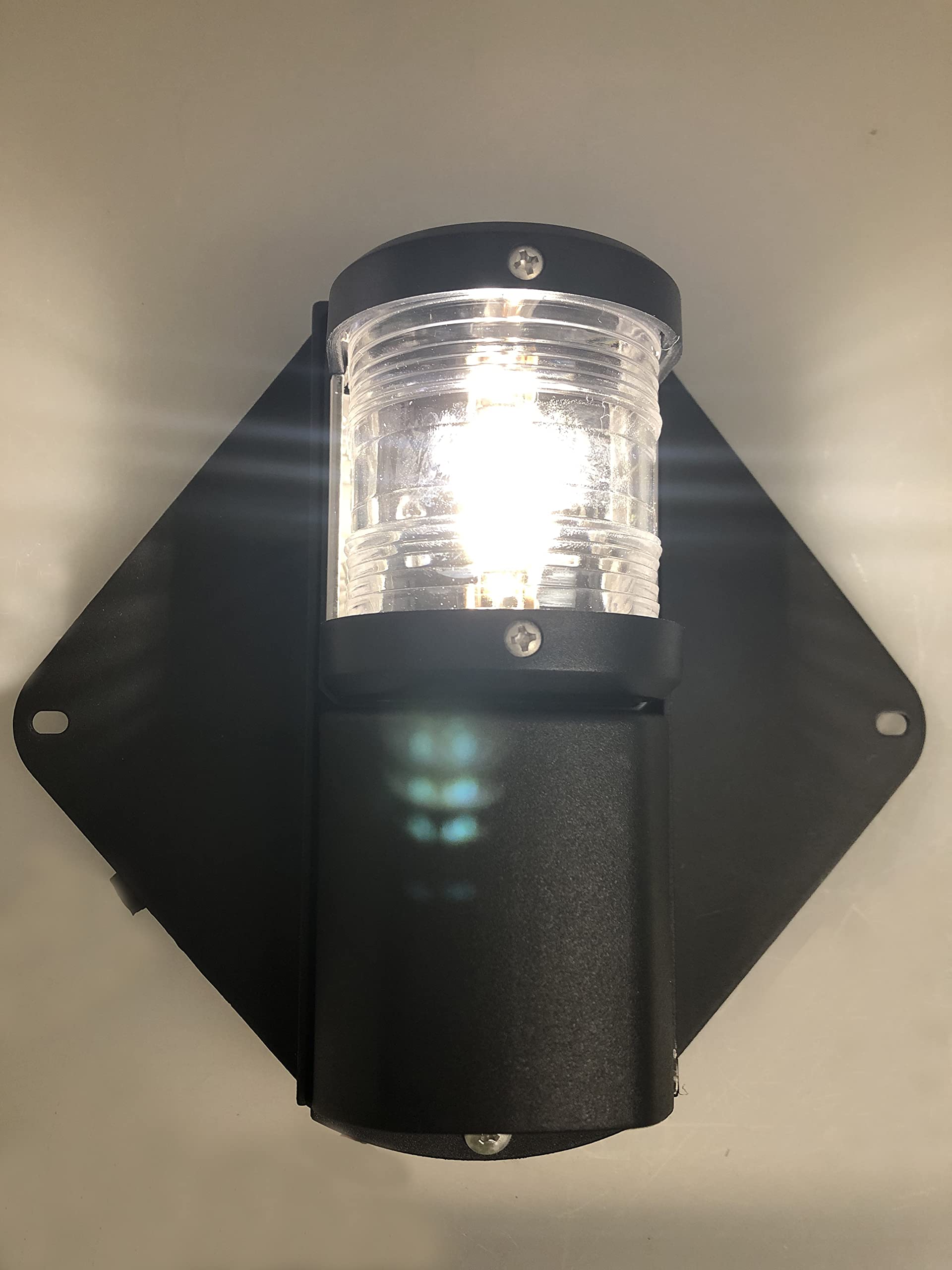 Pactrade Marine mounted on mast spreader providing navigational light placement