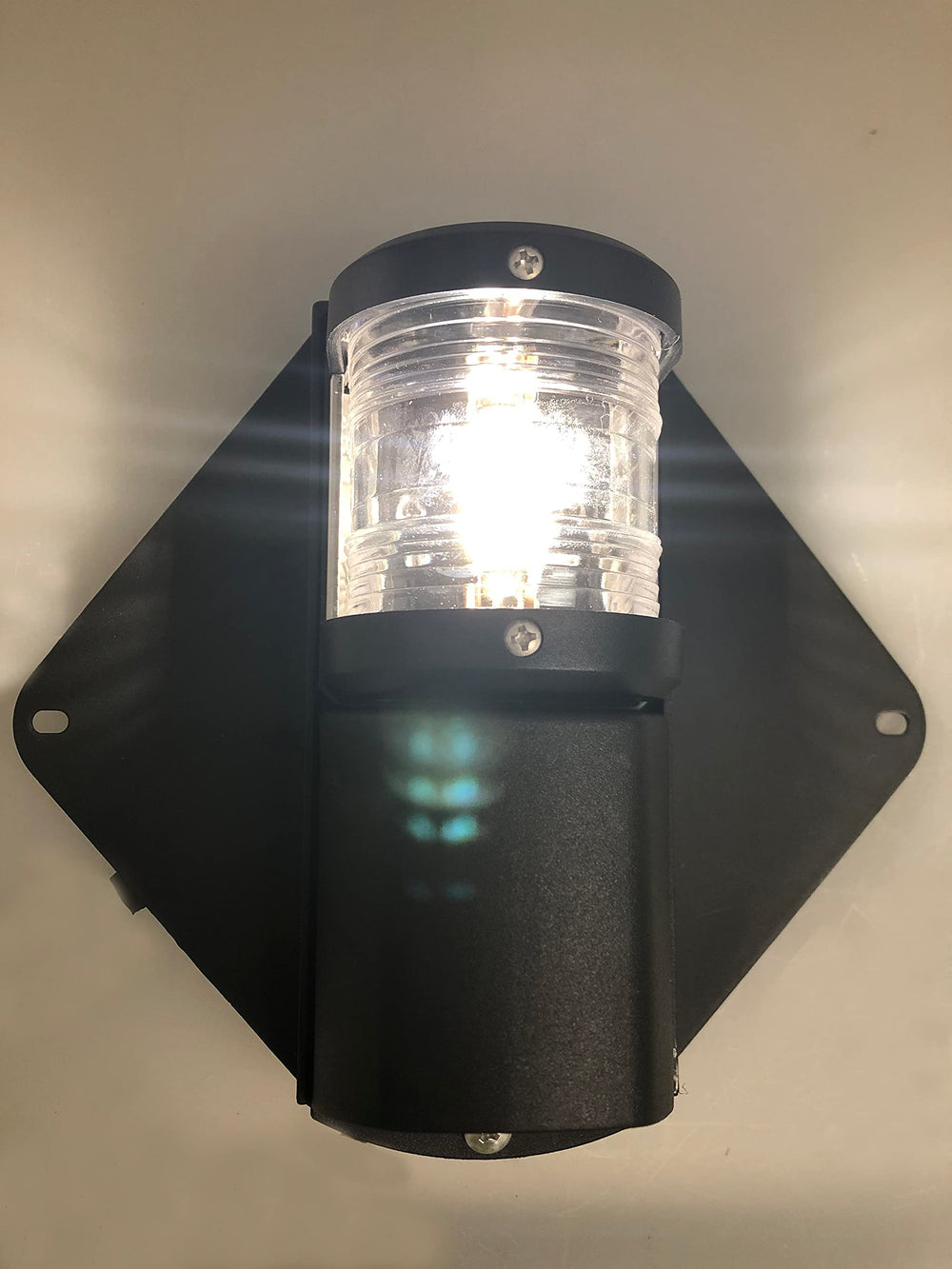 Pactrade Marine mounted on mast spreader providing navigational light placement
