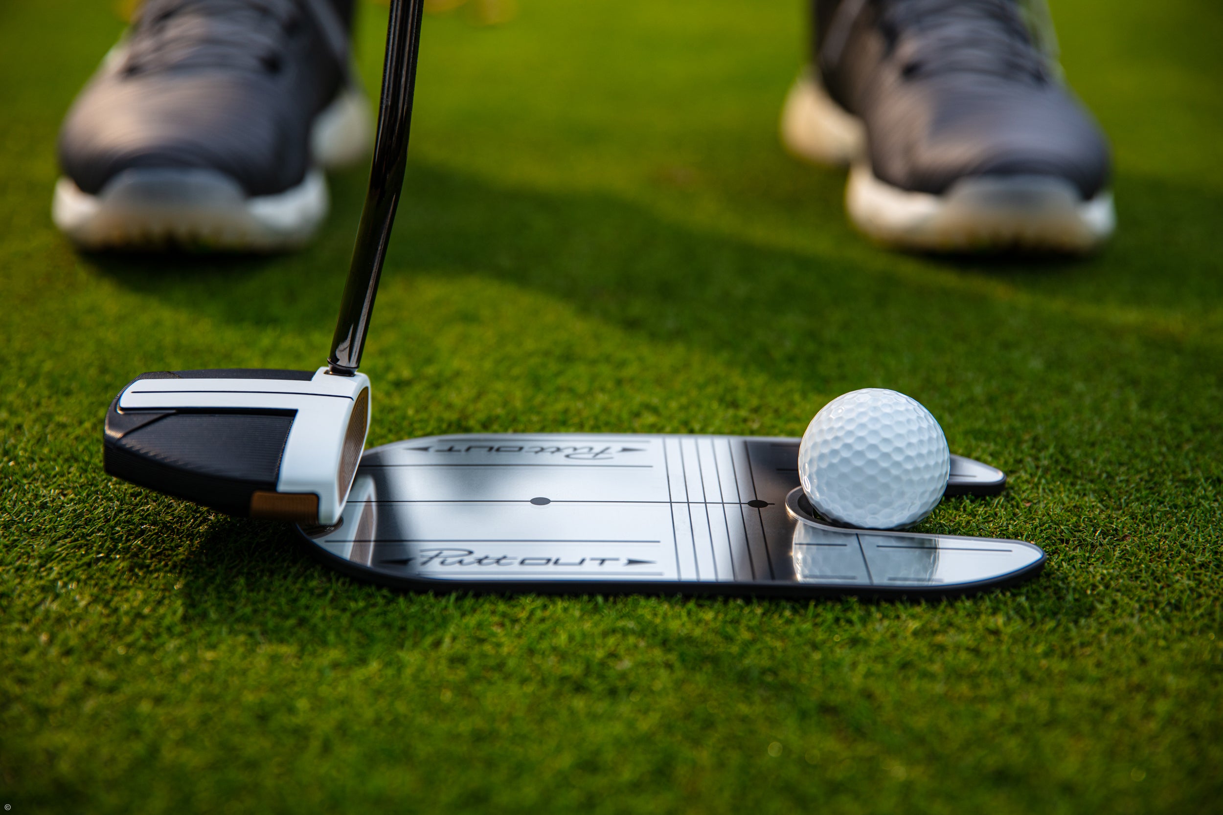 PuttOut close-up of top-line reflection to reveal putter angle