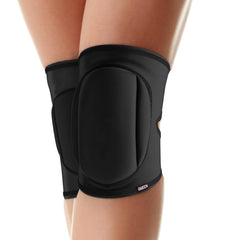 Queen Wear knee pads in use during pole dance demonstrating secure non-slip hold