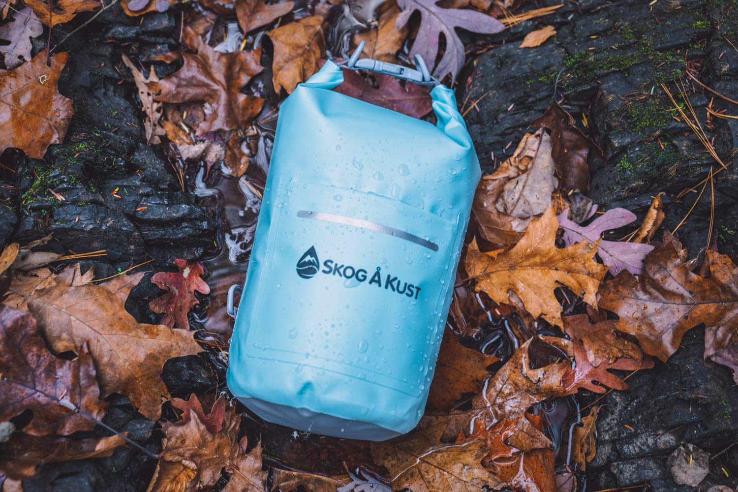 Såk Gear drysak held in hand to show 5L size and easy portability