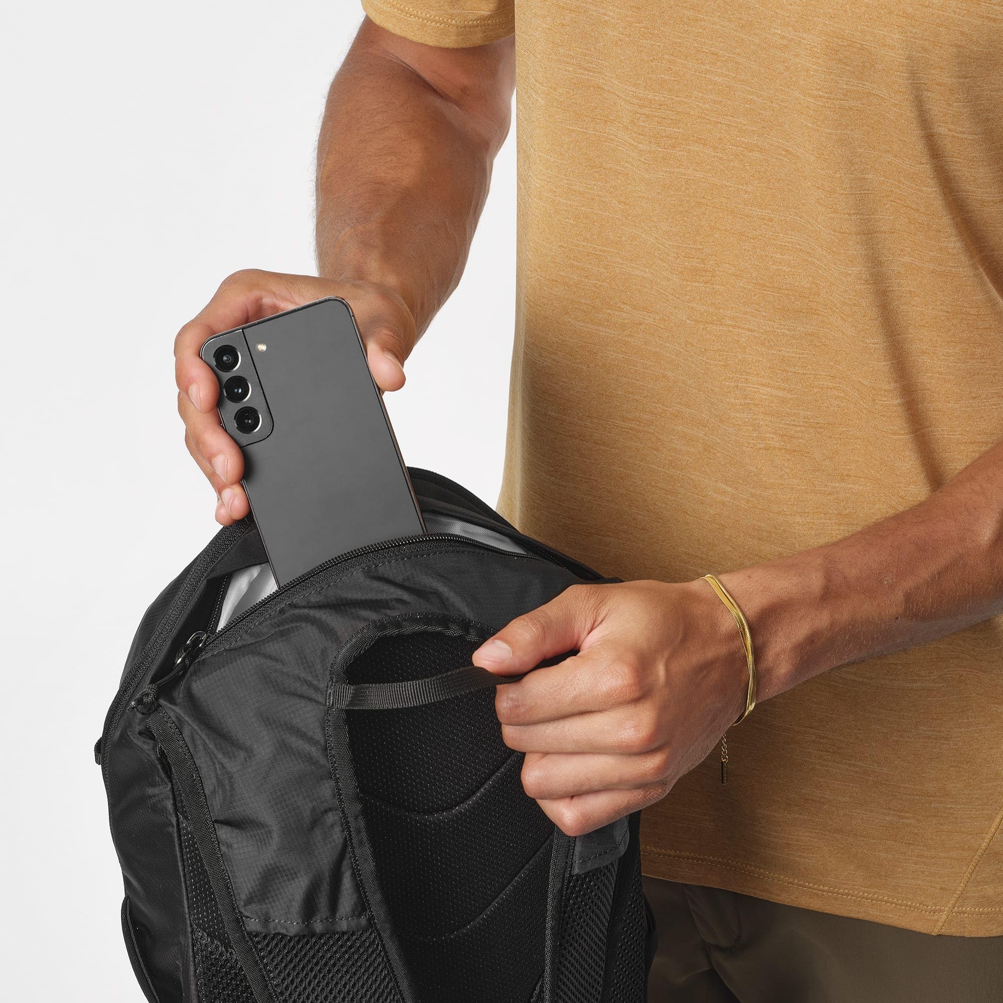 Salomon Trailblazer 30 side stretch pockets for fast access to water bottles