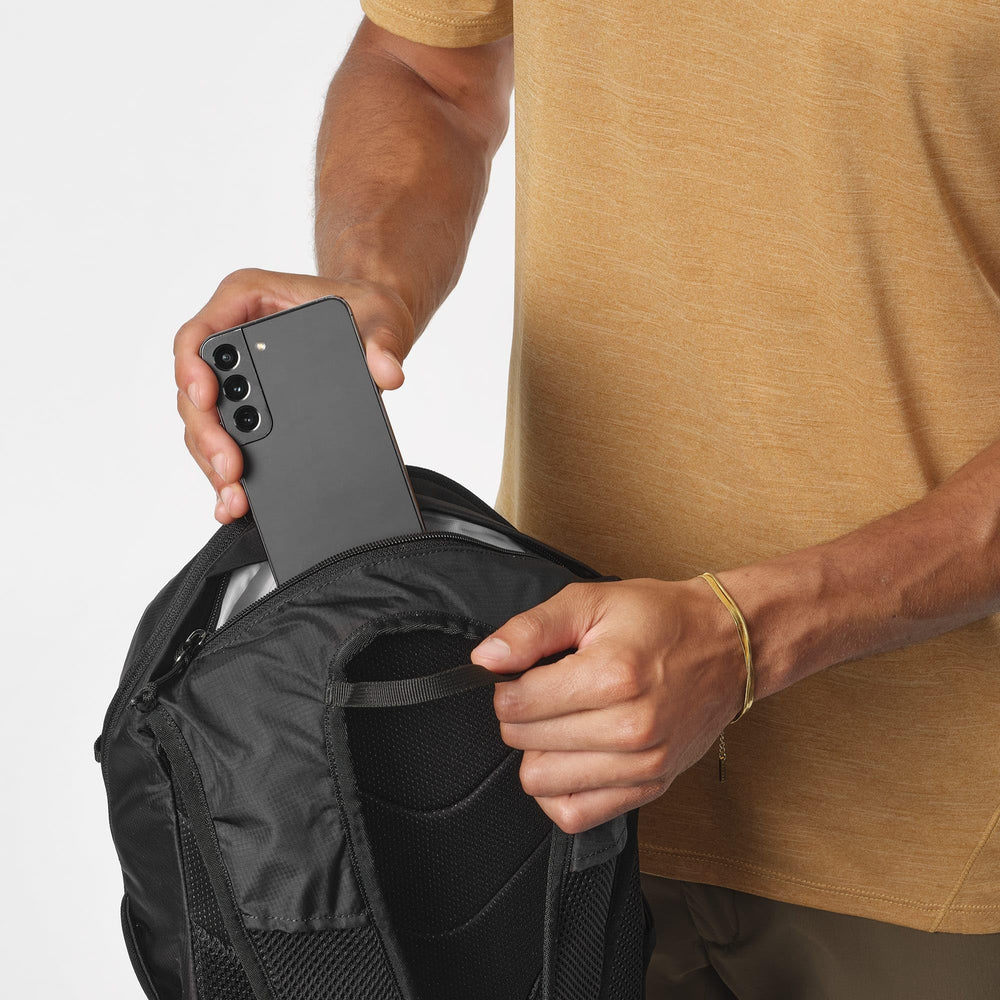 Salomon Trailblazer 30 side stretch pockets for fast access to water bottles