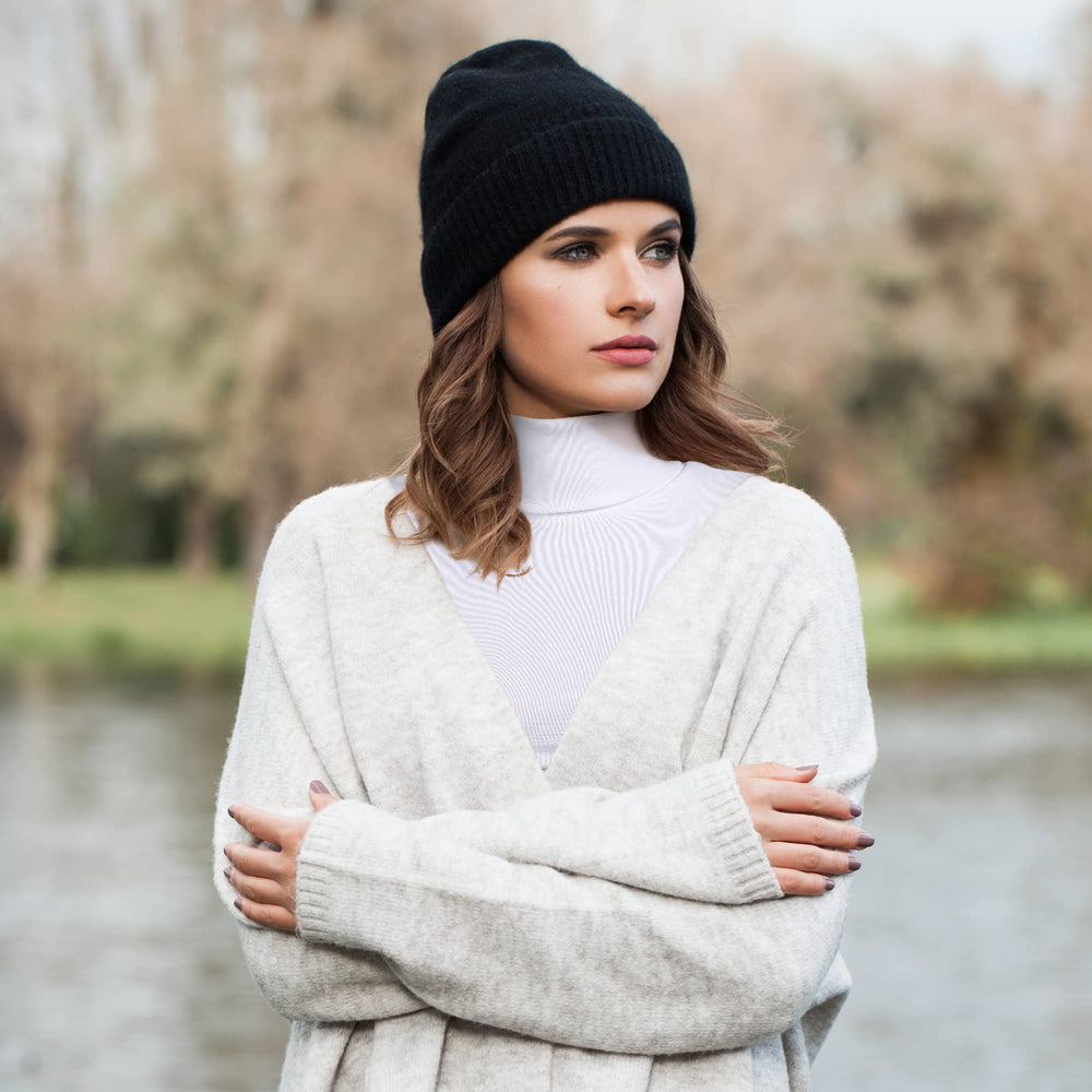 SATINIOR collar held by hand illustrating lightweight packability and one-size fit
