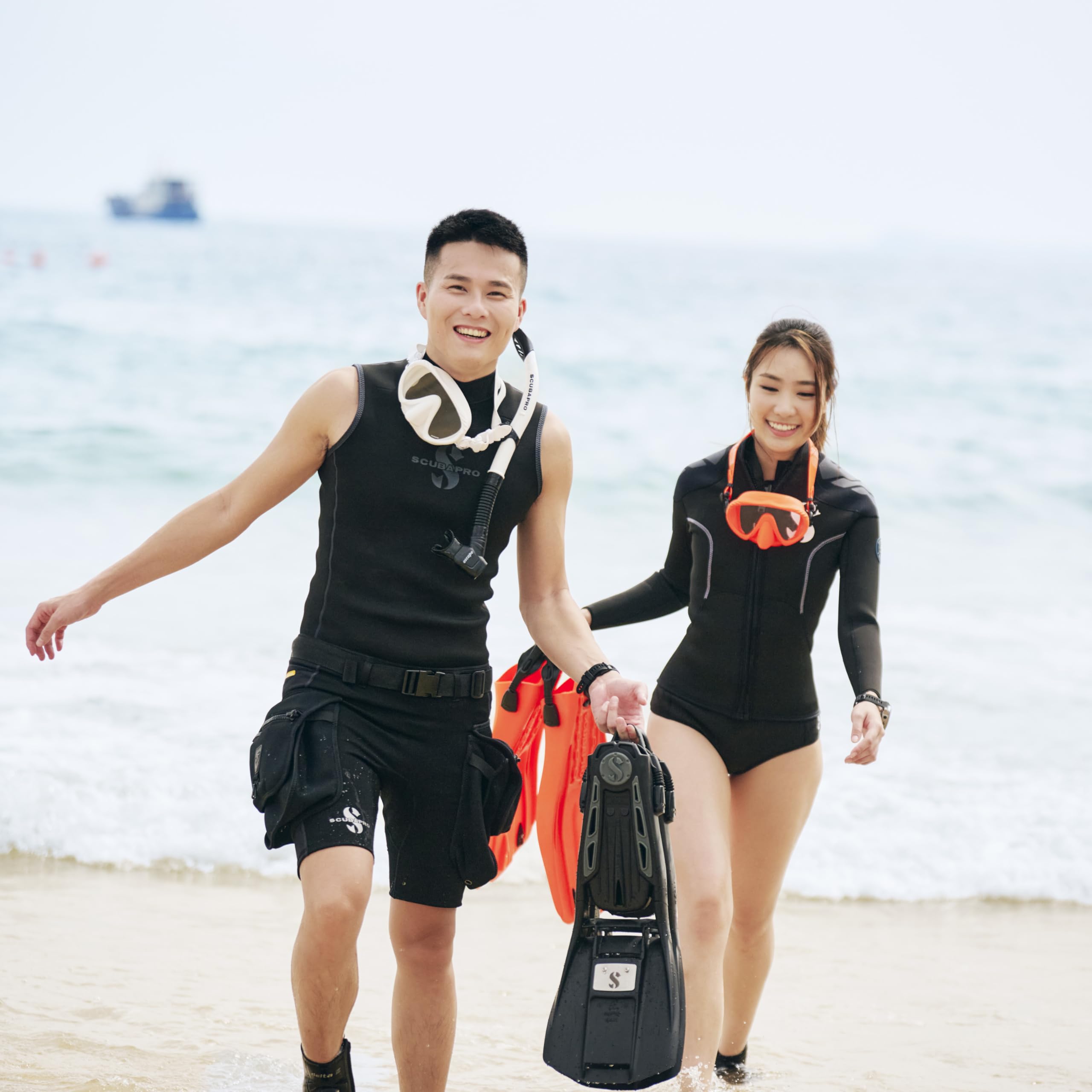 SCUBAPRO Escape in-use at surface with snorkeler demonstrating comfortable breathing and visibility