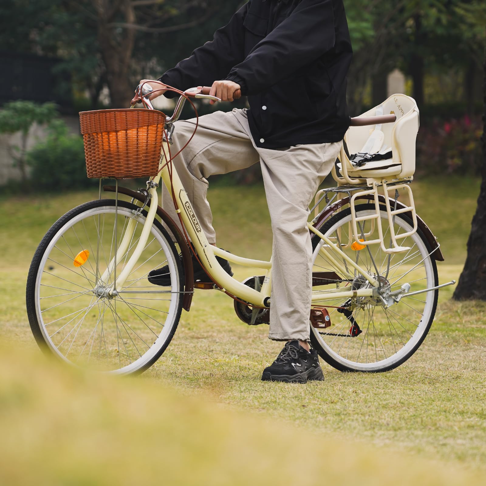 SNMUMU lifestyle shot on city bike illustrating everyday transportation convenience
