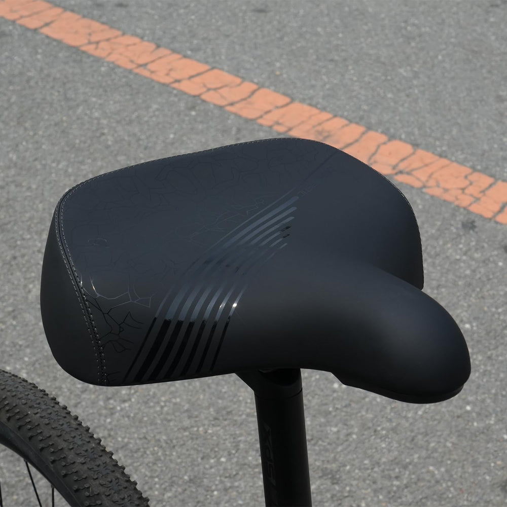 SZYNIC on commuter bike in city setting enhancing daily ride comfort