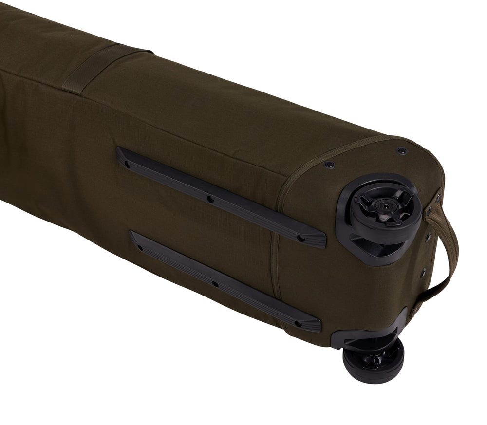 Thule RoundTrip cinch-top closure detail securing ski tips and tails
