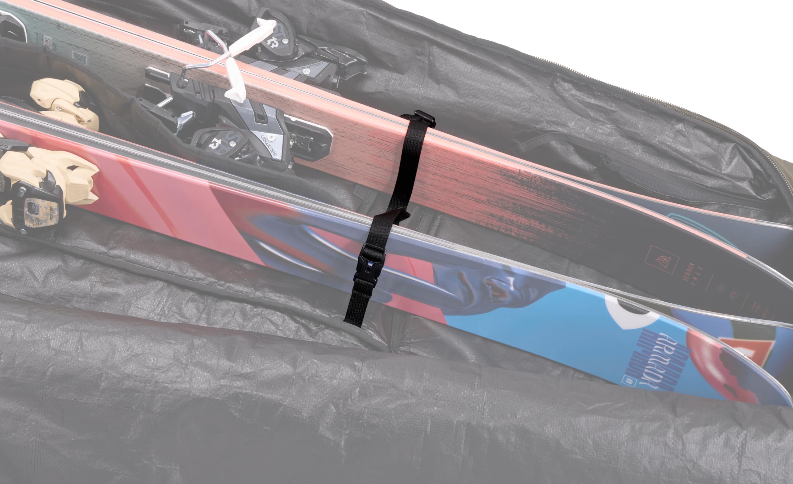 Thule RoundTrip multiple grab handles for lifting and loading versatility