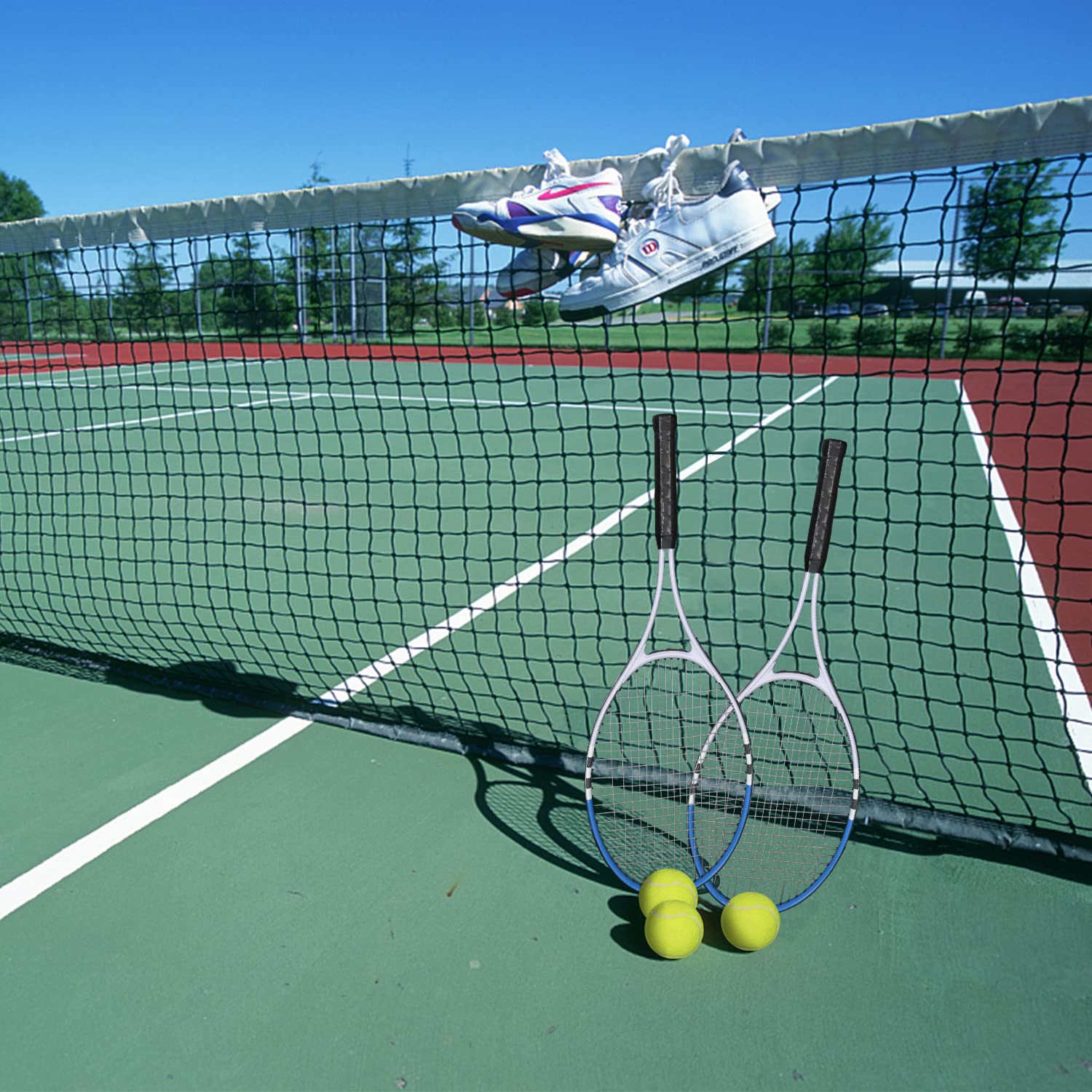 uubemm racket held in hand showing scale and comfortable grip feel