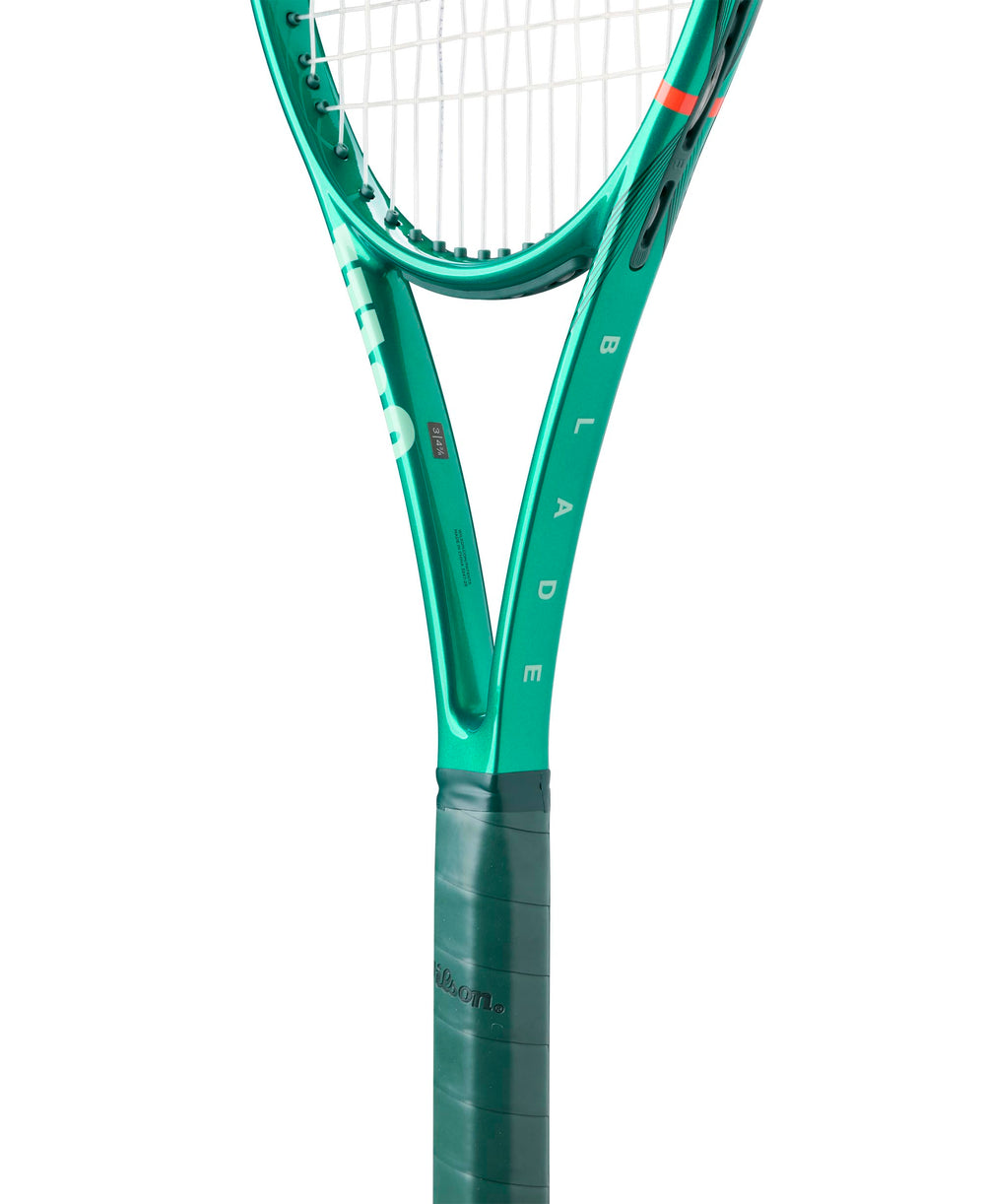 WILSON Blade 98 V10 next to tennis ball showing 98 sq in head scale and handling benefit