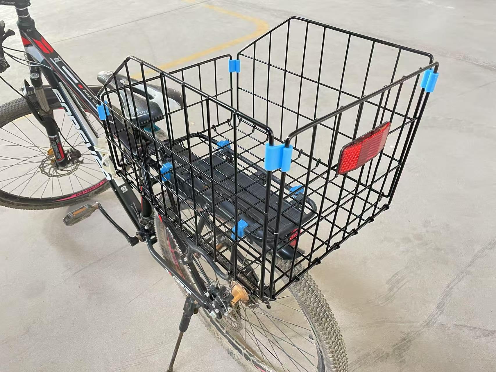 WOCAIXY basket next to common items showing scale and 25 kg load capacity