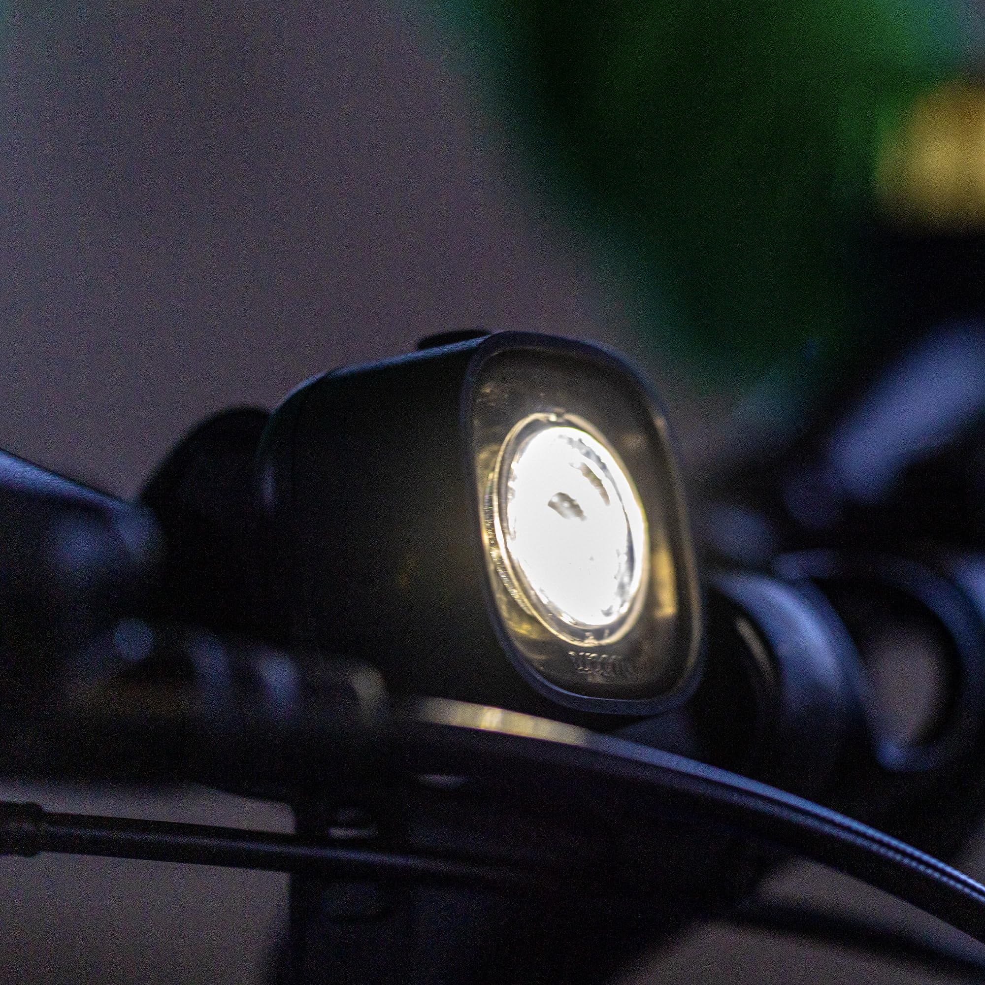 woom close-up of housing and buttons showing durable finish and easy control
